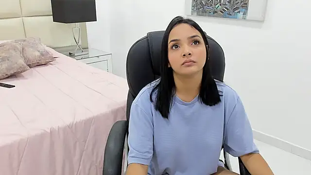Chloelarsons online show from June 2, 12:21 am
