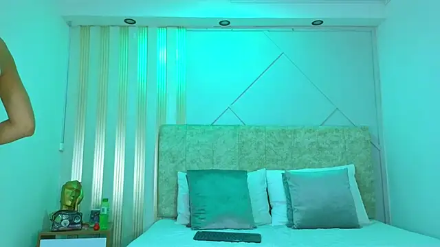 j belle  online show from March 14, 2:01 pm