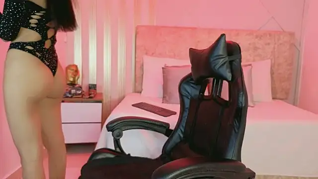 j belle  online show from March 10, 1:04 pm