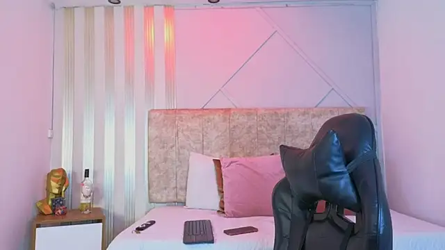 j belle  online show from April 5, 1:07 pm