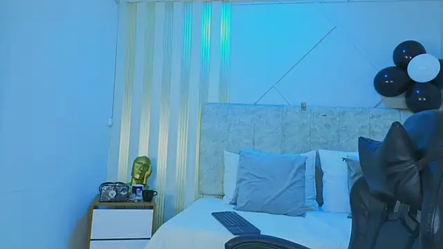 j belle  online show from March 18, 12:51 pm