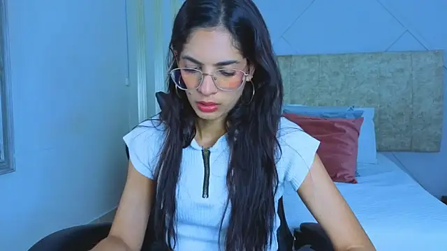 j belle  online show from April 25, 1:25 pm