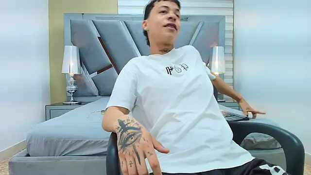 HENRY GREEN2 online show from April 7, 7:26 pm