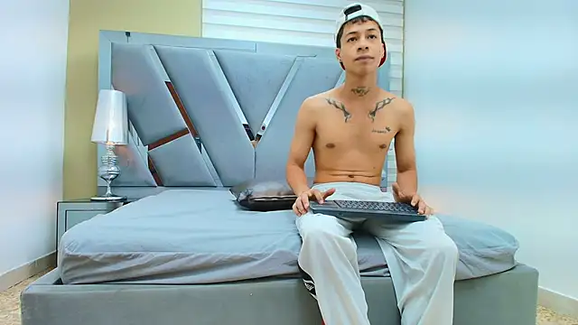 HENRY GREEN2 online show from April 2, 7:31 pm