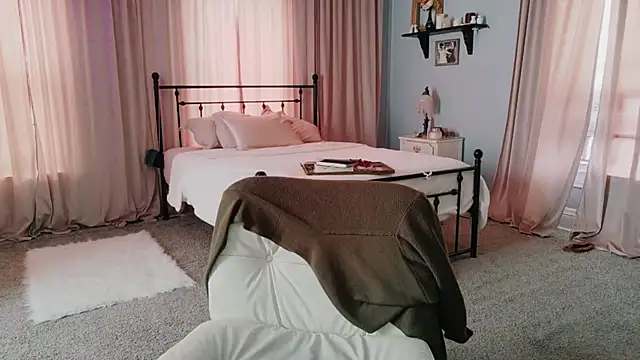 NoellleSnow online show from June 1, 7:24 pm
