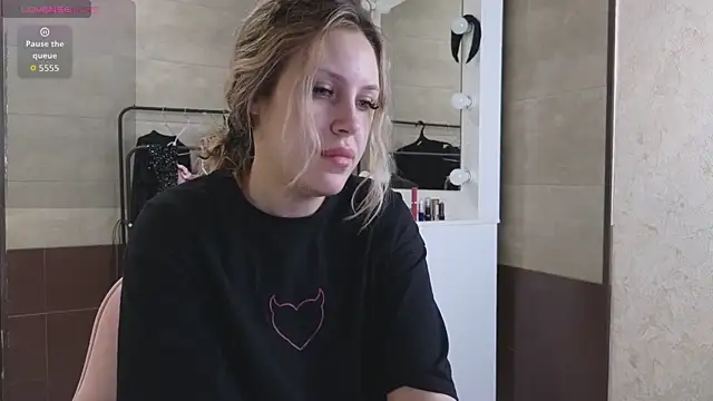  amymoore  online show from April 23, 1:45 am