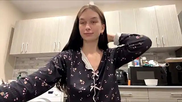 LaraDraggoo online show from March 29, 7:15 pm