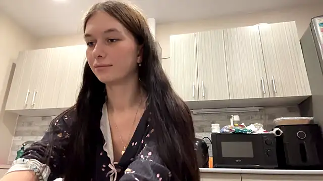 LaraDraggoo online show from April 3, 8:15 pm