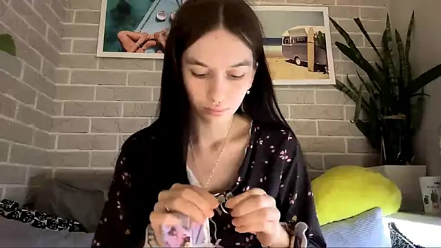 LaraDraggoo online show from March 22, 5:14 pm