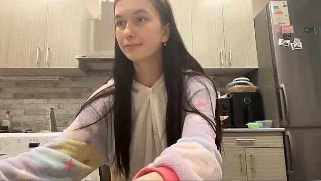 LaraDraggoo online show from March 13, 9:20 pm