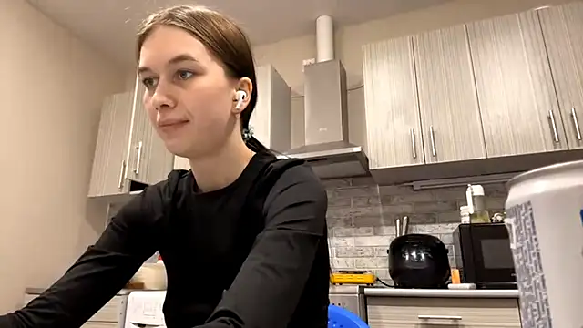 LaraDraggoo online show from March 26, 6:39 pm