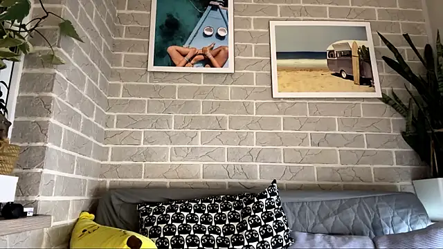 LaraDraggoo online show from March 21, 7:40 pm