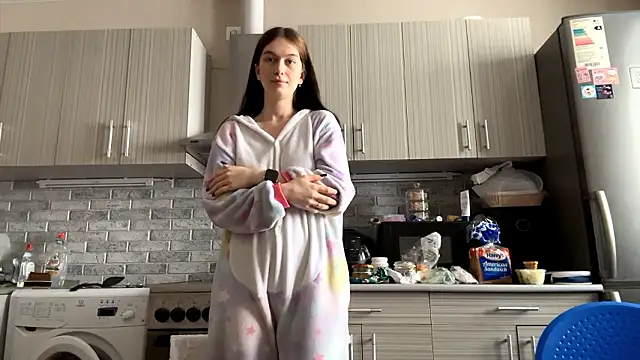 LaraDraggoo online show from March 7, 7:15 am