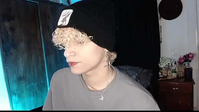 Lucke Ccollins online show from April 1, 12:24 am