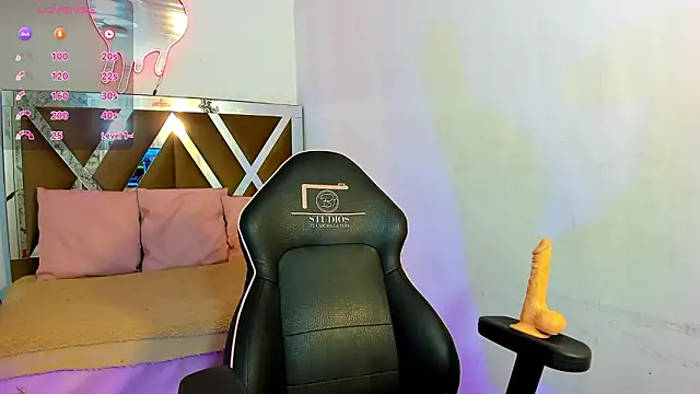 EVANGELIINE TAY online show from March 19, 11:43 am