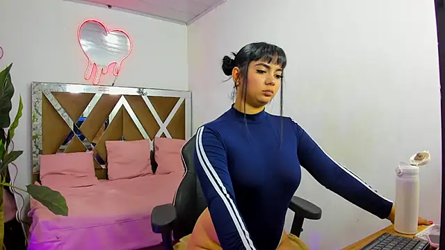 EVANGELIINE TAY online show from March 23, 11:43 am