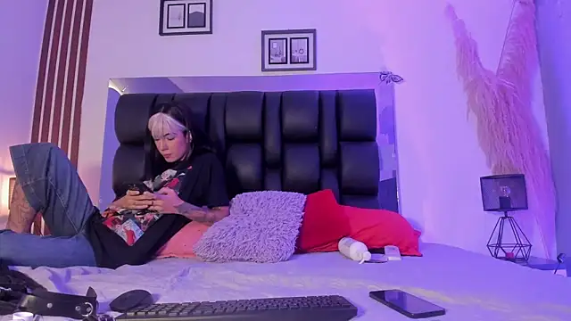 dalhia and hades online show from April 8, 12:39 pm