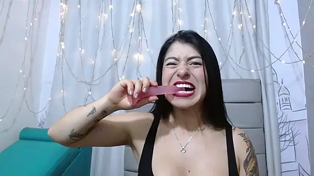 carolinabernalrs online show from April 25, 3:53 am