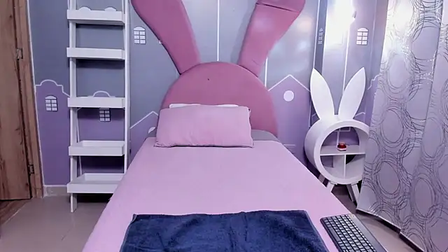 EmmaThompson   online show from April 15, 1:44 am