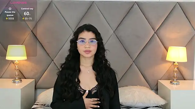 OliviaDiaz online show from April 4, 8:15 pm