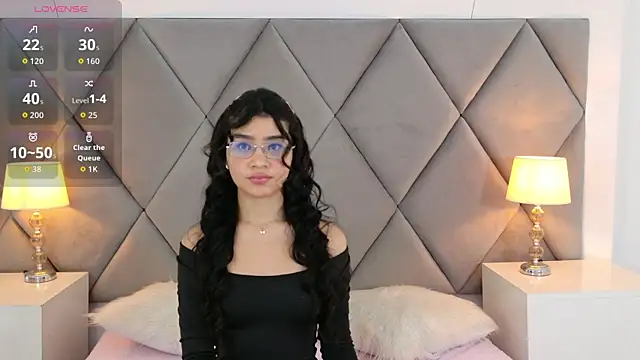 OliviaDiaz online show from April 7, 8:10 pm