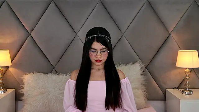 Snapshot of OliviaDiaz chatting on June 7, 8:25 pm OliviaDiaz online show from June 7, 8:25 pm