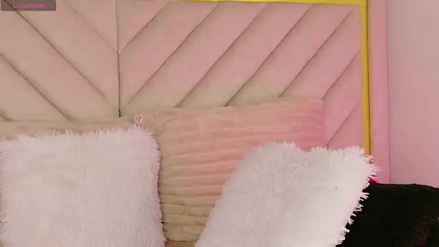 Snapshot of sweett_melodyy chatting on July 23, 8:05 pm sweett melodyy online show from July 23, 8:05 pm