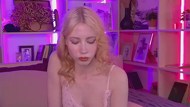 Snapshot of Lola_Gilbert chatting on May 13, 3:08 pm Lola Gilbert online show from May 13, 3:08 pm