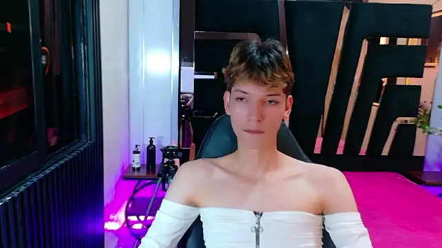 Stefany PiInk online show from April 3, 1:06 pm