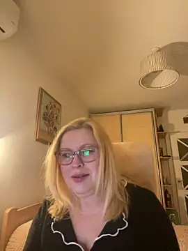 Snapshot of JanieLight53 chatting on March 23, 12:22 am JanieLight53 online show from March 23, 12:22 am