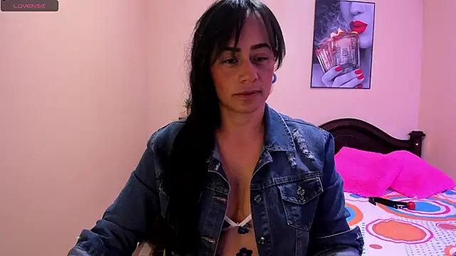 Snapshot of sara_florez12 chatting on May 30, 11:05 am sara florez12 online show from May 30, 11:05 am