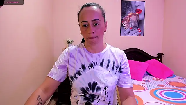 Snapshot of sara_florez12 chatting on May 14, 10:45 am sara florez12 online show from May 14, 10:45 am