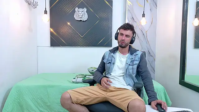 Snapshot of KingOfTemptation chatting on June 10, 4:03 am KingOfTemptation online show from June 10, 4:03 am