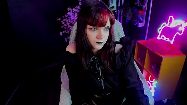 Snapshot of EsterTwilight chatting on June 19, 4:02 pm EsterTwilight online show from June 19, 4:02 pm