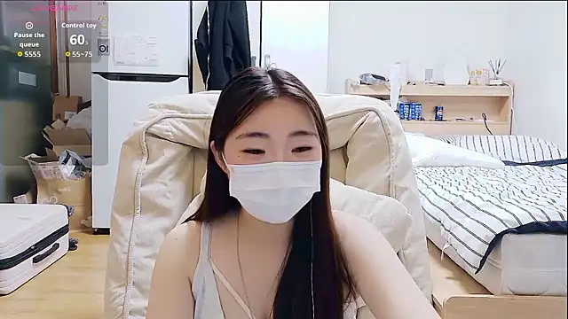 Berry Chuu online show from May 4, 6:11 pm