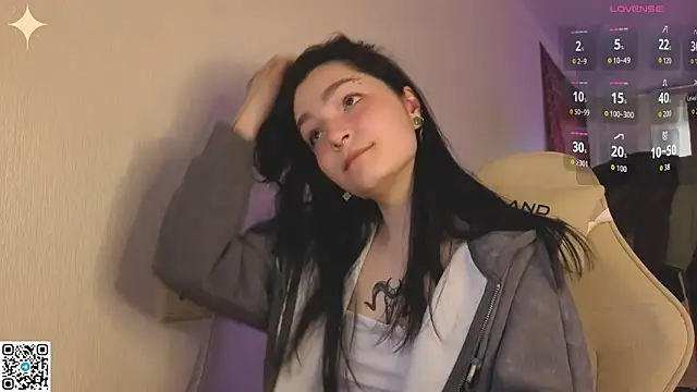 Snapshot of Luna_Moon13 chatting on April 15, 1:00 am Luna Moon13 online show from April 15, 1:00 am