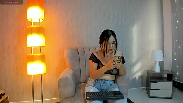 Snapshot of Viioletcollins chatting on May 19, 8:38 pm Viioletcollins online show from May 19, 8:38 pm