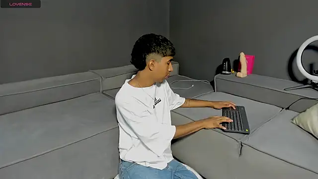 Snapshot of Ender_h0tt chatting on May 14, 1:52 pm Ender h0tt online show from May 14, 1:52 pm