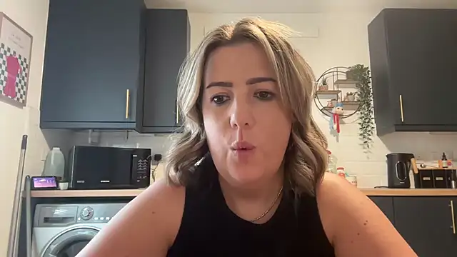 annabellewarick online show from July 19, 7:10 pm