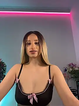 ScarletFlameee online show from May 3, 6:18 am