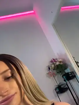 ScarletFlameee online show from May 14, 5:37 am