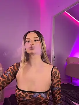 ScarletFlameee online show from April 24, 5:53 am