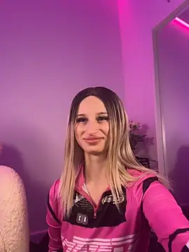 ScarletFlameee online show from April 19, 5:52 am