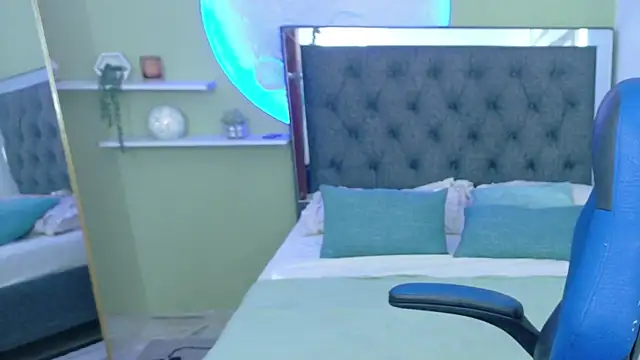 Snapshot of ariah_cute chatting on June 19, 7:30 pm ariah cute online show from June 19, 7:30 pm