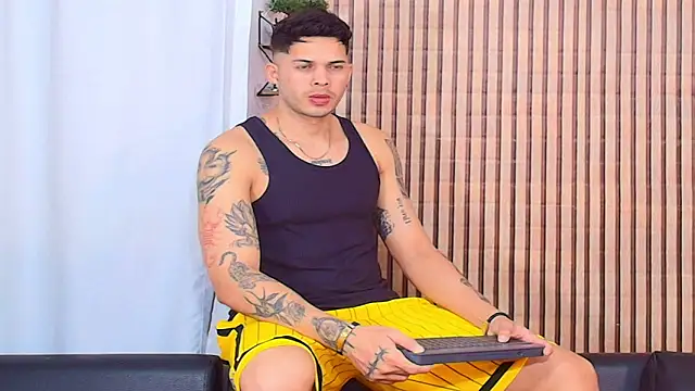 Snapshot of johan_speitzer chatting on April 11, 12:18 am johan speitzer online show from April 11, 12:18 am