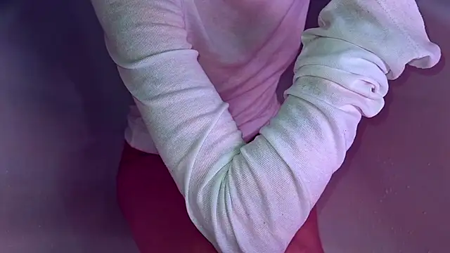 Snapshot of very_strange_things chatting on April 4, 5:25 am very strange things online show from April 4, 5:25 am