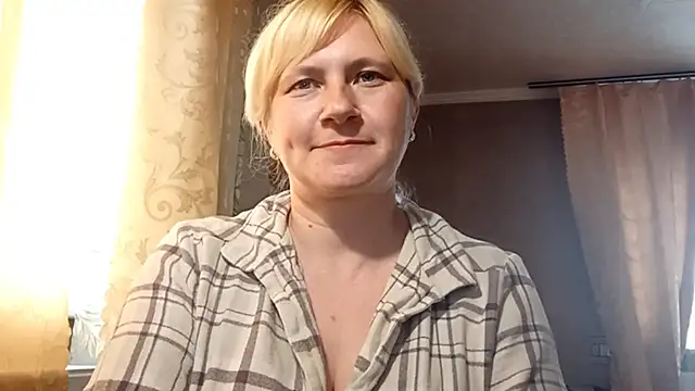 Snapshot of DiamondLady555 chatting on May 31, 10:21 am DiamondLady555 online show from May 31, 10:21 am