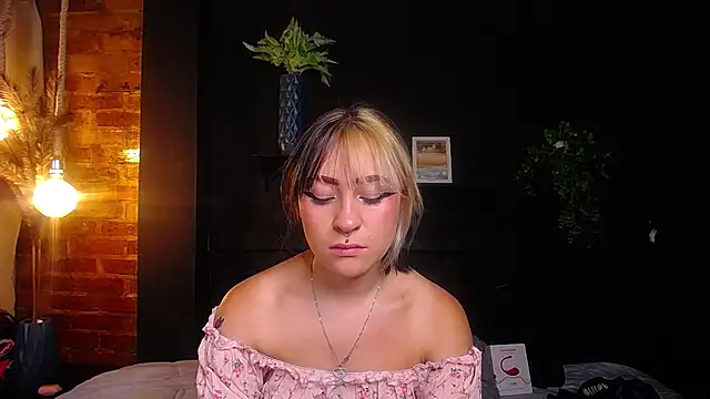 melodygirl2   online show from April 17, 8:33 pm