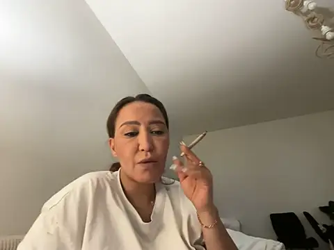 Shylyy25 online show from May 9, 5:44 am
