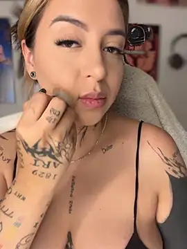 CarolQueen1  online show from April 14, 1:05 pm